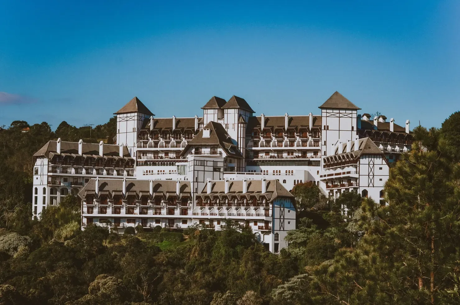 Campos do Jordão: hospedagem com lareira, vida cultural respeitável e uma lista imbatível de lugares pra ver gente e se divertir