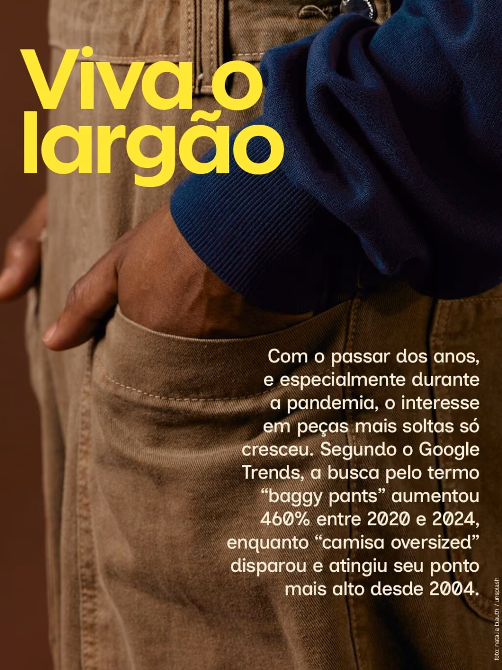 Viva o largão
Com o passar dos anos, e especialmente durante a pandemia, o interesse em peças mais soltas só cresceu. Segundo o Google Trends, a busca pelo termo “baggy pants” aumentou 460% entre 2020 e 2024, enquanto “camisa oversized” disparou e atingiu seu ponto mais alto desde 2004.