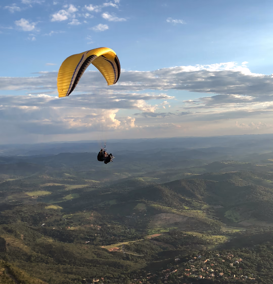 Voo de parapente na Serra da Moeda