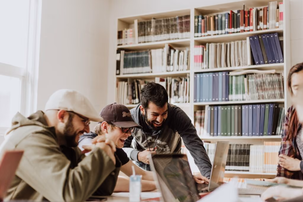 Ter um melhor amigo no trabalho pode significar 7 vezes mais satisfação com o emprego e menos cortisol, o hormônio do stress.