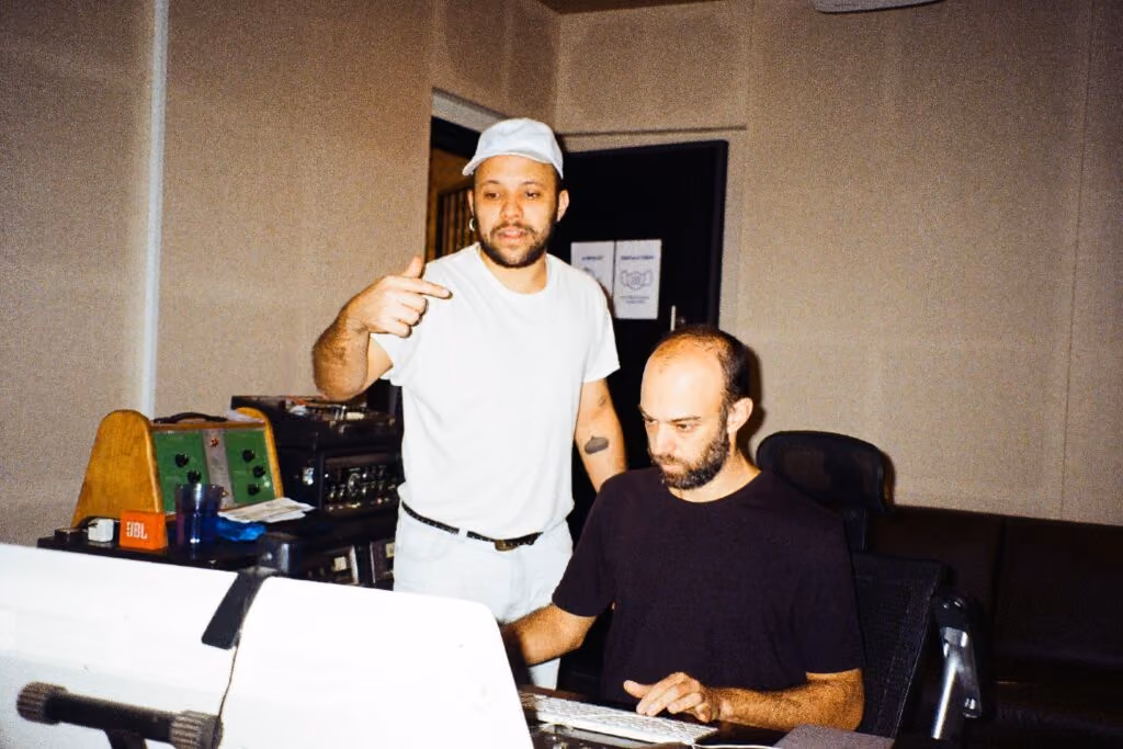 O produtor musical Ubunto durante gravação de seu novo disco