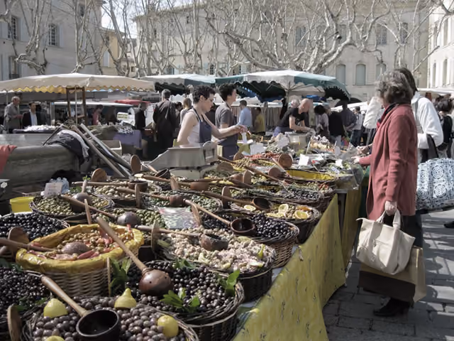 Uzès-mercado-the-summer-hunter