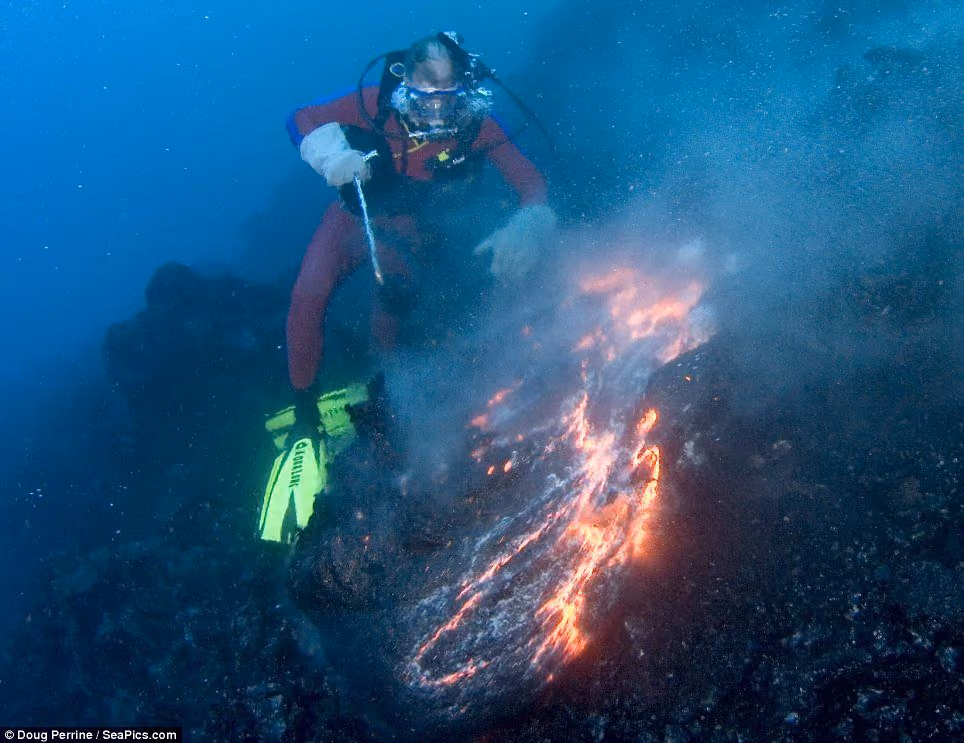 Os sais que vêm das profundezas da Terra são liberados graças a reações químicas provocadas pelo calor do magma