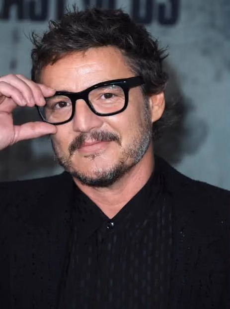 Pedro Pascal usando óculos