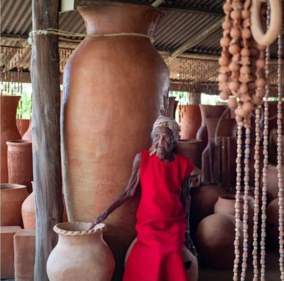 Olaria 14 irmãos, com a falecida ceramista Dagmar, em Belmonte, Bahia