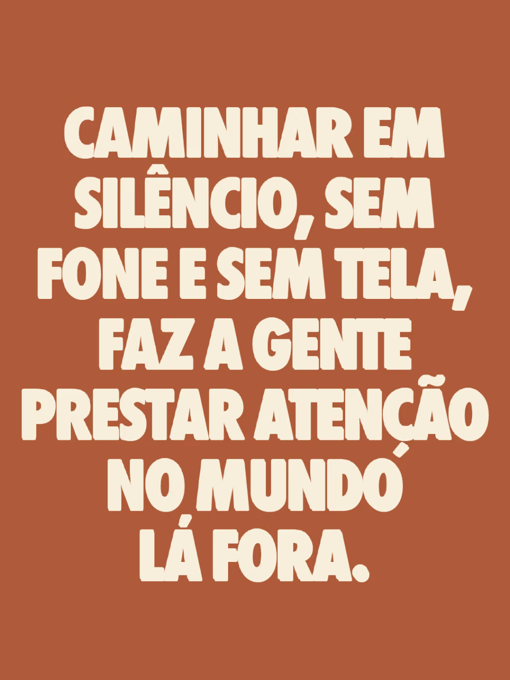 Caminhar em silêncio, sem fone e sem tela, faz a gente prestar atenção no mundo lá fora.
