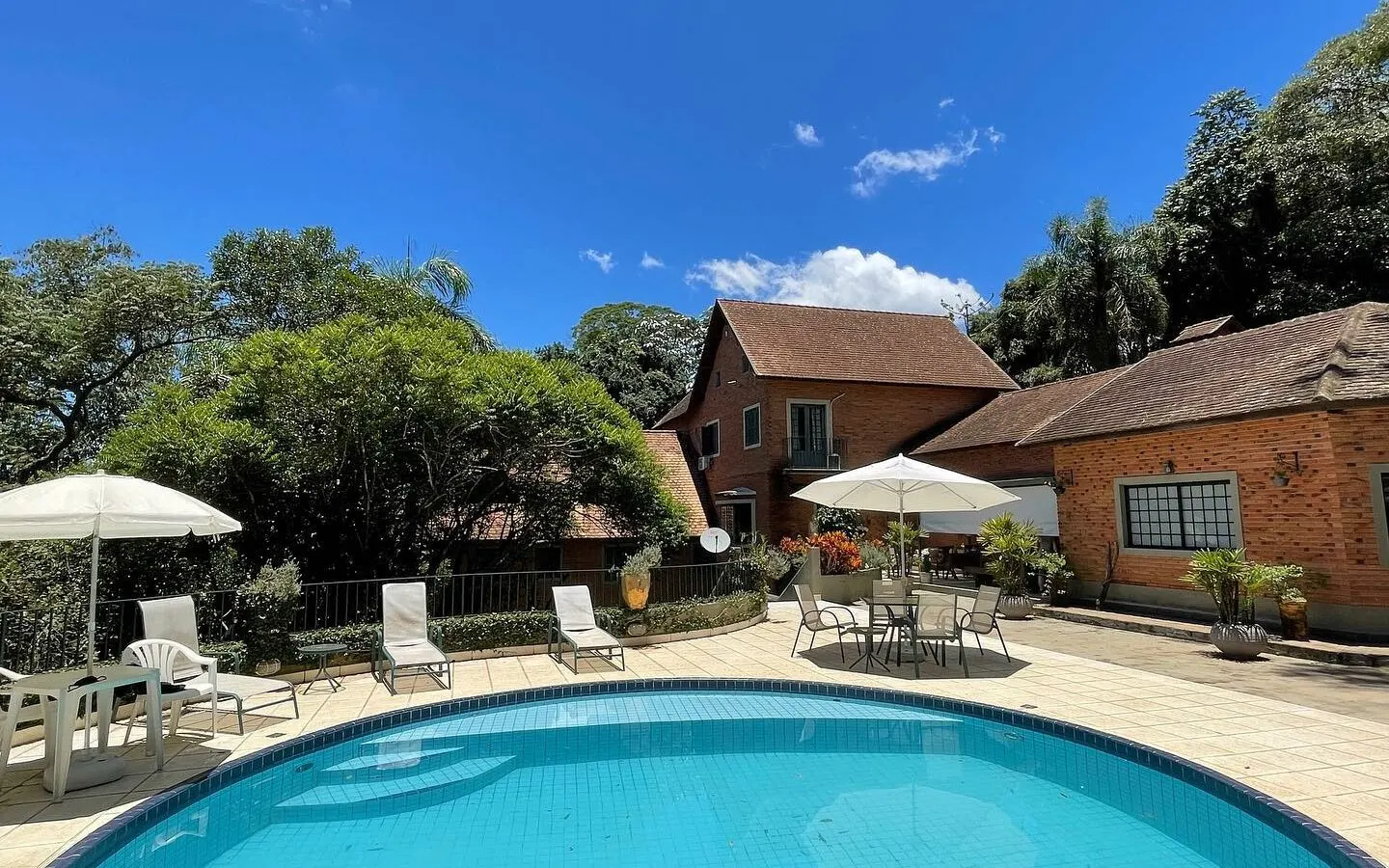 área externa com piscina da Villa Serena