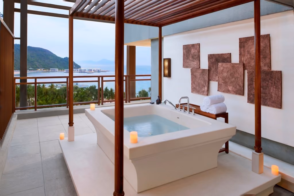 Anantara-Sanya-Resort-and-Spa-china-Suite-Balcony-outdoor-bath-conde-nast-traveller-18june14-pr_1440x960