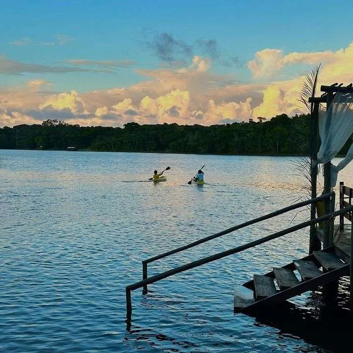 Deck da Bellatrix Ecolodge, na Lagoa do Aruá, Guarajuba, Camaçari, Bahia