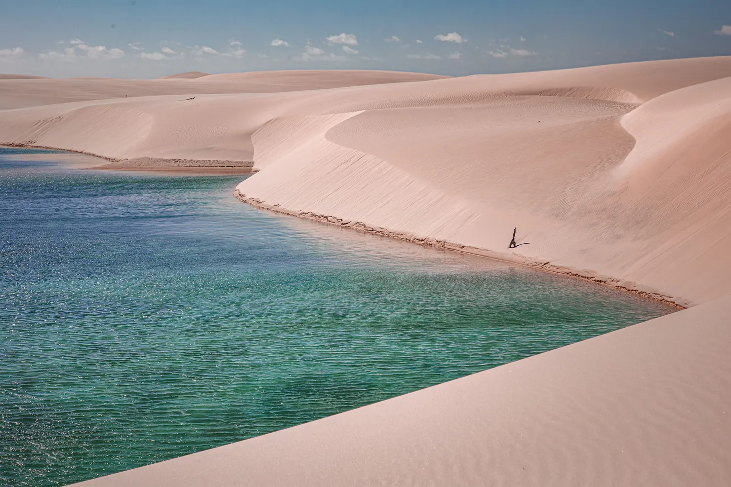 Lençóis Maranhenses: lagoas cristalinas rodeadas por paredões de areia no maior campo de dunas do Brasil