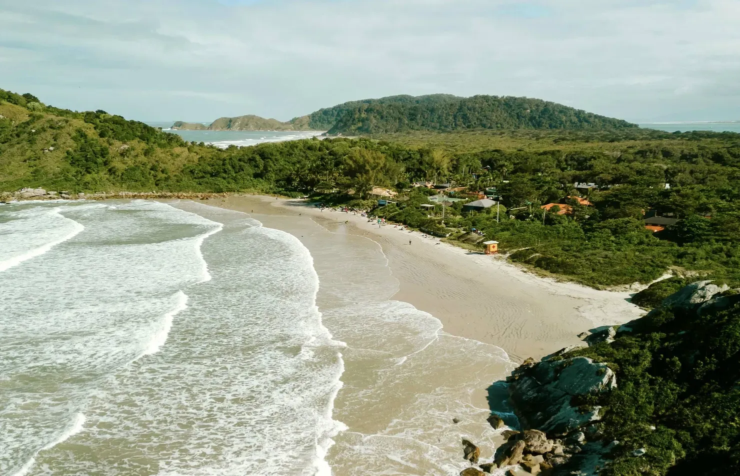 Ilha do Mel: praias de longas faixas de areia branca e morros cobertos pela Mata Atlântica a 120 km de Curitiba