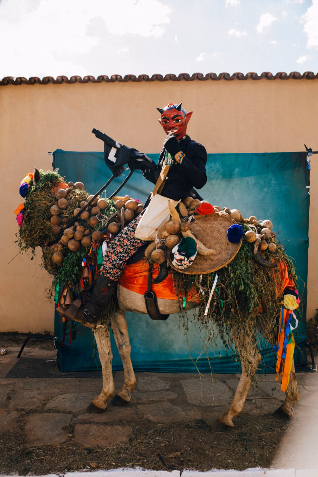 Os Mascarados.
Entre Páscoa e Corpus Christi, Pirenópolis vive seus dias mais festivos: as Cavalhadas tomam a cidade e personagens antes marginalizados assumem o protagonismo das ruas.
