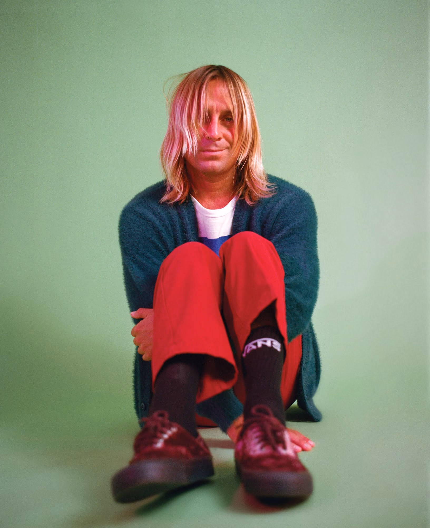 O surfista, músico e artista Alex Knost, que lança collab de tênis, roupas e acessórios com a Vans