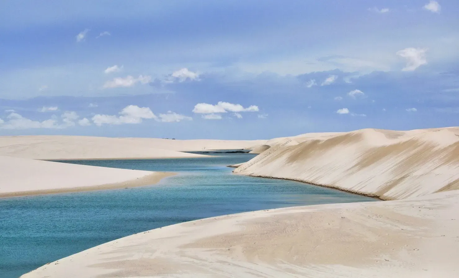 Lençóis Maranhenses: lagoas cristalinas rodeadas por paredões de areia no maior campo de dunas do Brasil