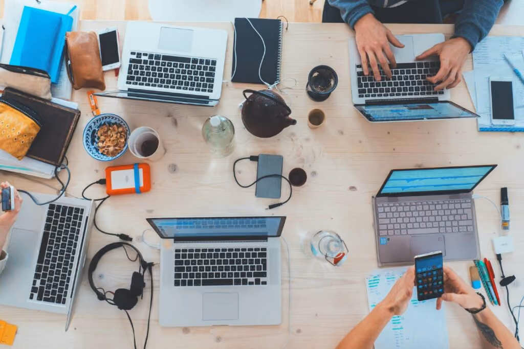 Não ocupe várias mesas em um café; para isso, contrate um coworking