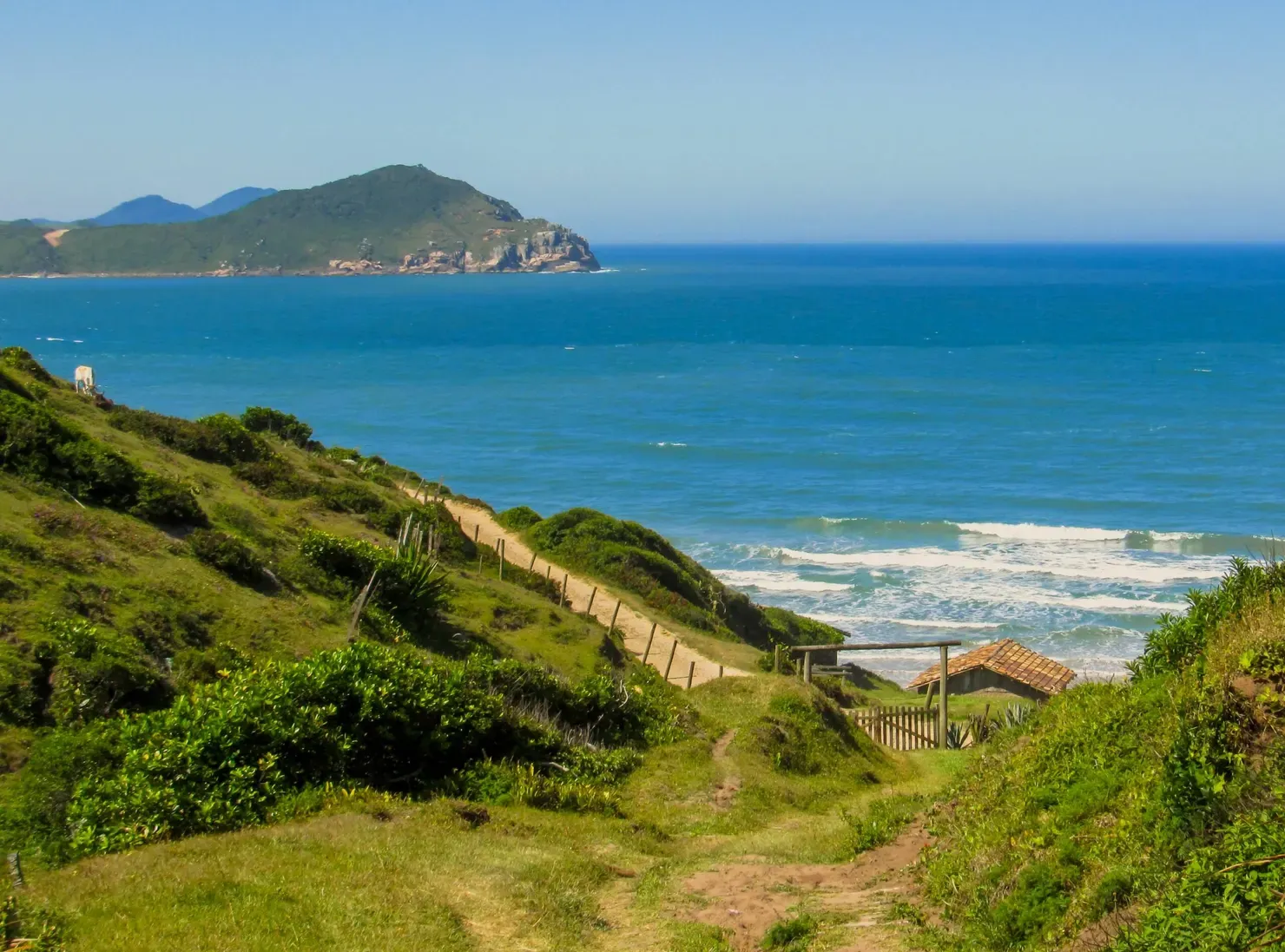Praia do Rosa: mar de ondas desenhadas, encostas cobertas de mata e clima de refúgio a 90 km de Florianópolis