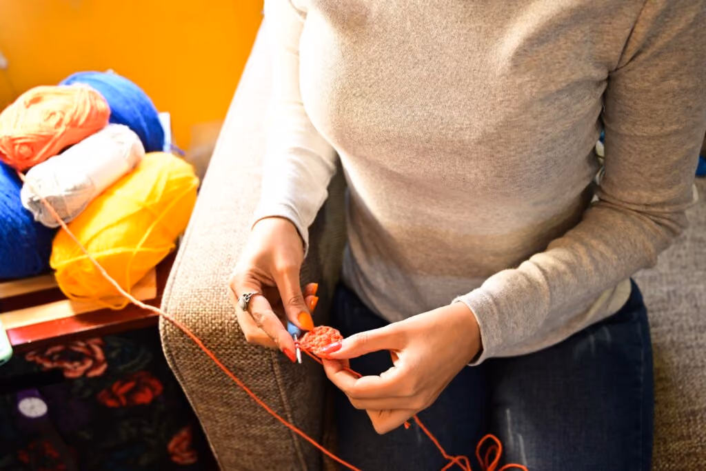 Tricotar é um hobby que exige comprometimento l Créditos: Tanya Dusett / Unsplash