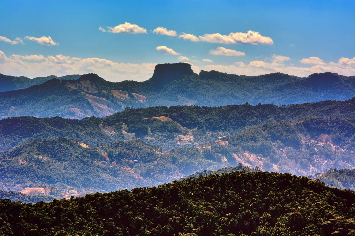Vista da Pedra do Baú a partir do Pico Agudo, em Santo Antônio do Pinhal