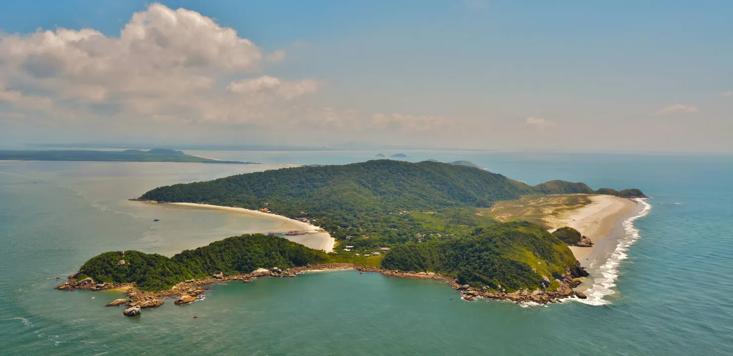 Ilha do Mel: praias de longas faixas de areia branca e morros cobertos pela Mata Atlântica a 120 km de Curitiba